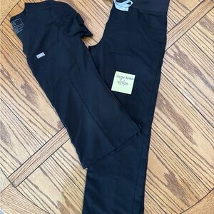 Figs Women's Black Zamora joggers (XSP) and Catarina top (XS)